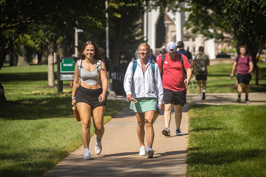 Northwest students cross the main campus in Maryville during the first day of fall classes in August. (Photo by Lauren Adams/<a href='http://ed7adsc.tyjyjt.net'>威尼斯人在线</a>)